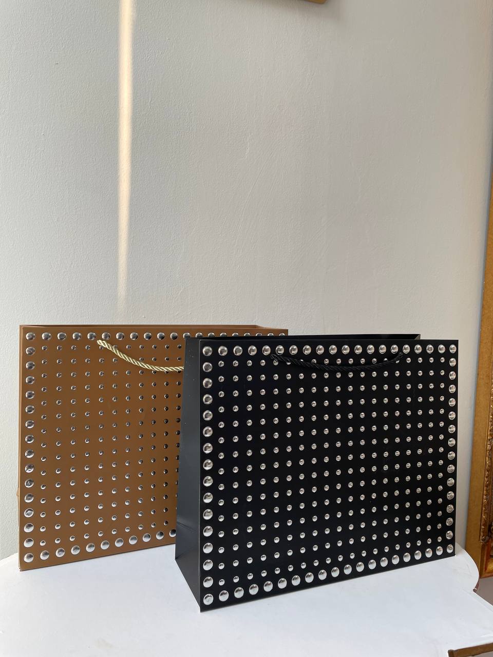 Паперовий подарунковий пакет «Luxury Studs» 1 Преміальний паперовий подарунковий пакет чорного та коричневого кольору з декоративними напівсферами