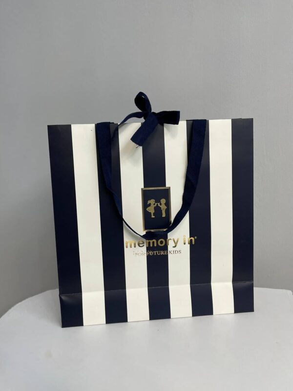 Чорно-білий паперовий подарунковий пакет у смужку з логотипом Memory in та текстильними ручками