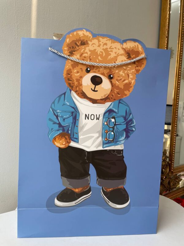 Синій паперовий подарунковий пакет зі стильним ведмедиком в джинсовій куртці