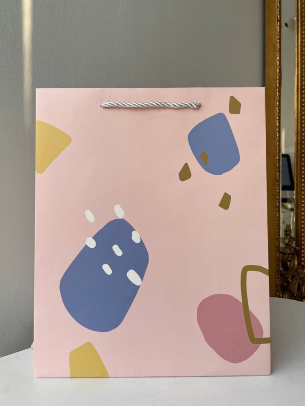 Рожевий паперовий подарунковий пакет з абстрактним мінімалістичним дизайном у пастельних кольорах