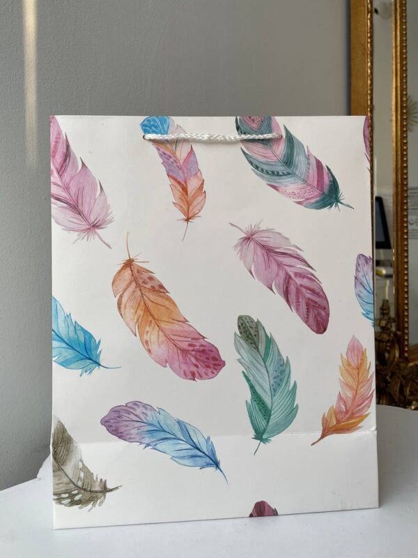Білий паперовий подарунковий пакет з кольоровим принтом пір’я для стильних подарунків