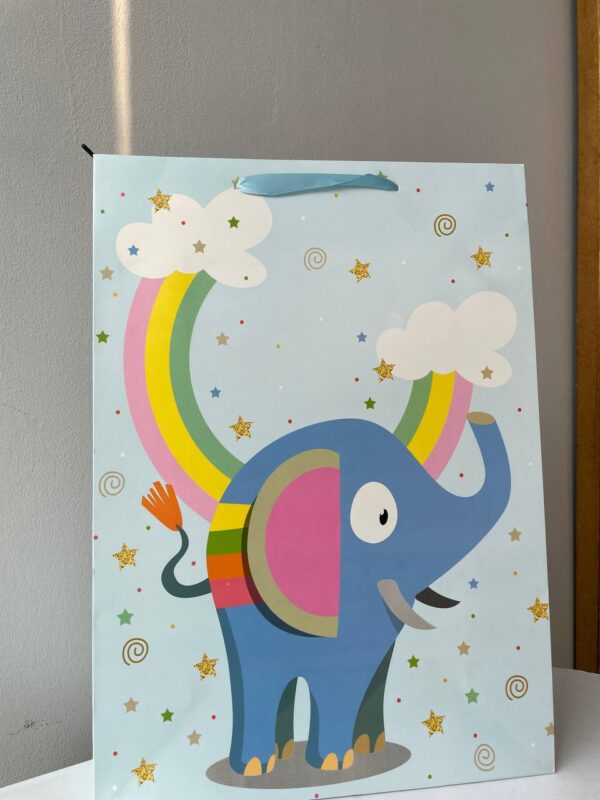 Паперовий подарунковий пакет зі слоником та веселкою на блакитному фоні для дитячих подарунків