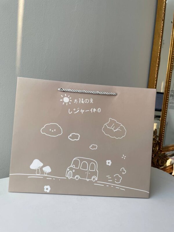 Світло-коричневий паперовий подарунковий пакет з мінімалістичним малюнком автомобіля та хмаринок