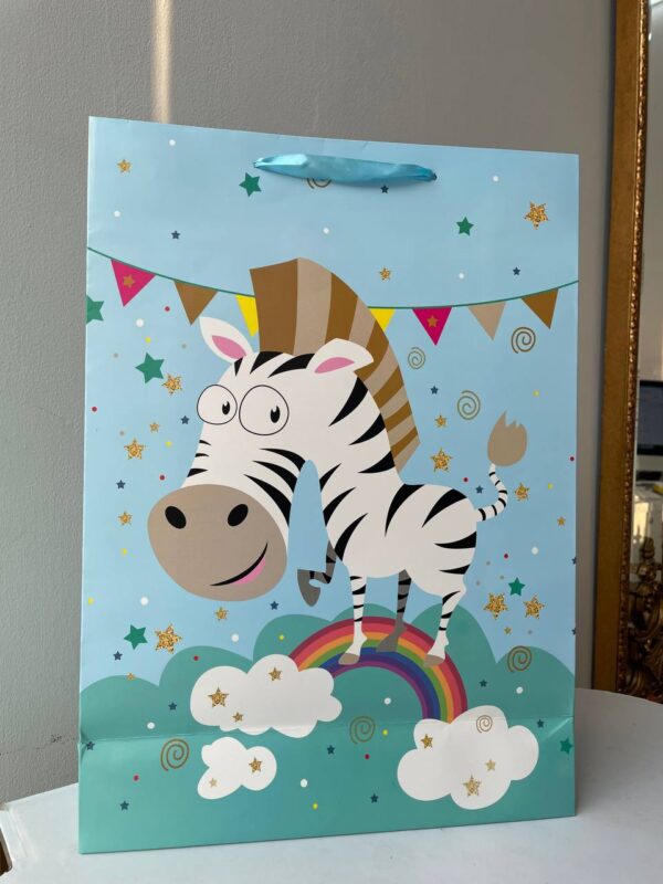 Паперовий подарунковий пакет із зеброю на веселці на блакитному фоні для дитячих подарунків