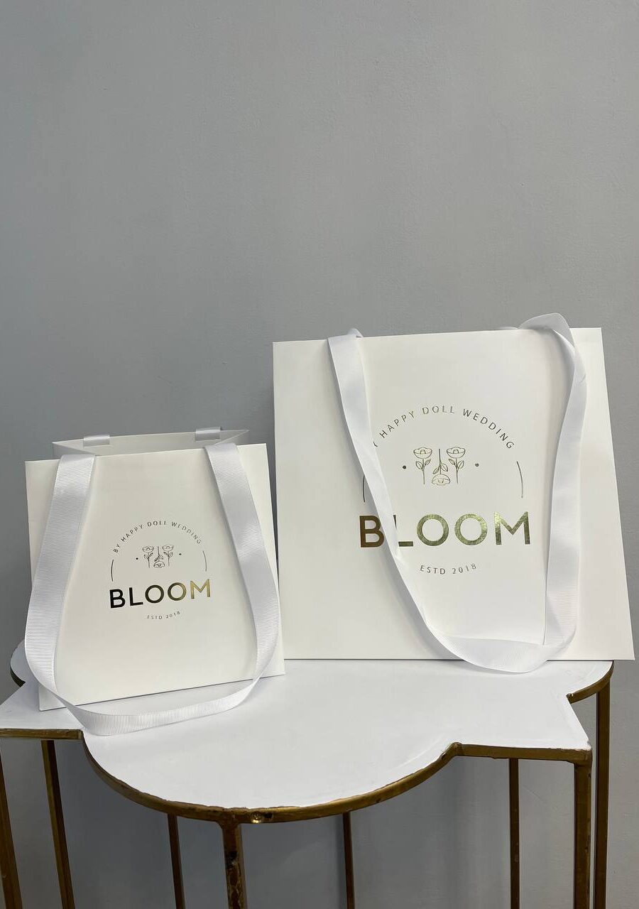 Брендовий подарунковий пакет від Bloom 1 Білий брендовий подарунковий пакет Bloom Wedding з логотипом та сатиновими ручками