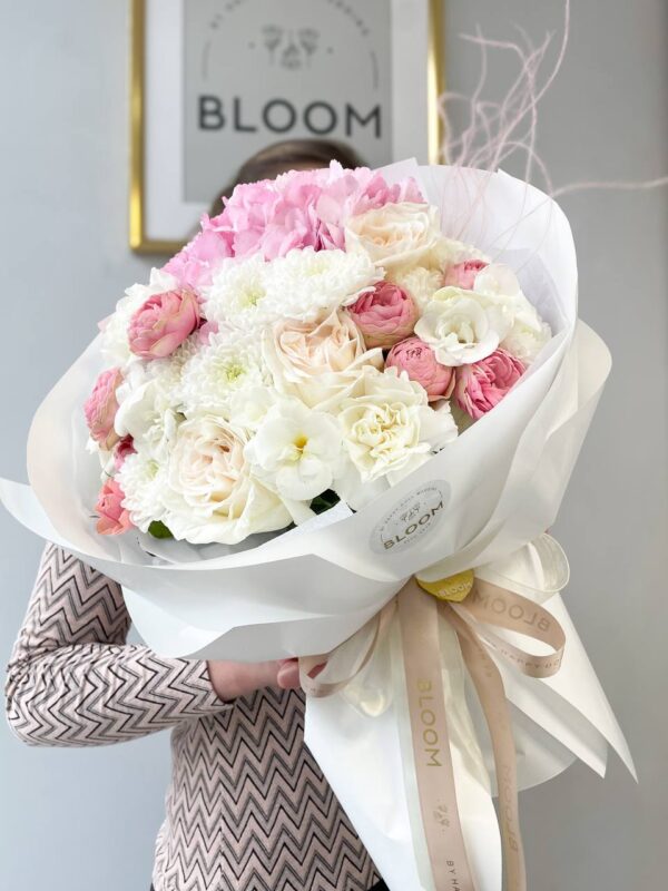 Ніжний букет Bloom з кремовими та рожевими квітами у фірмовому оформленні