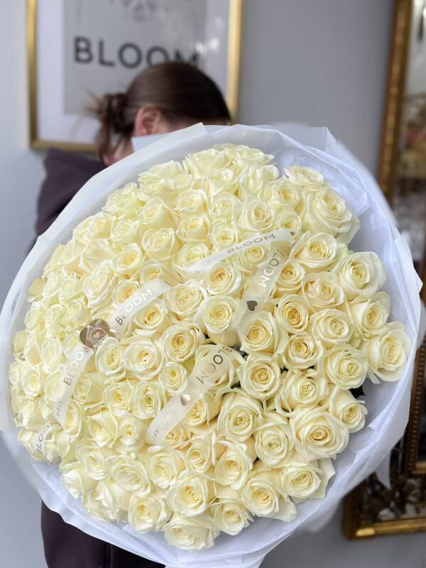 Великий букет зі 101 кремової троянди в елегантному оформленні Bloom.
