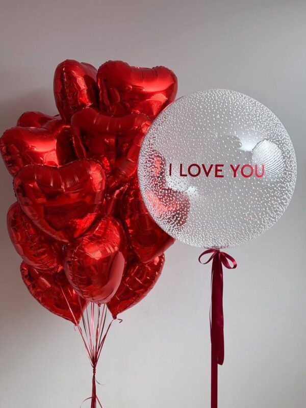 Романтична композиція з червоних фольгованих кульок-сердець і прозорої кульки з написом I LOVE YOU ❤️🎈