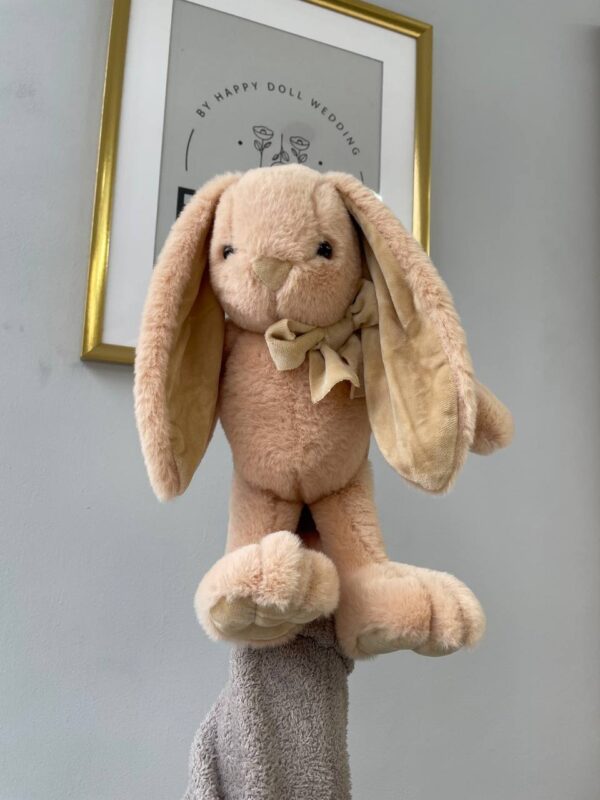 М’який зайчик ніжного бежевого кольору