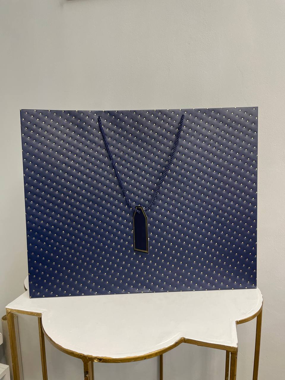 Паперовий подарунковий пакет «Midnight Blue Elegance» 1 Паперовий подарунковий пакет темно-синього кольору з точковим тисненням і крученими ручками