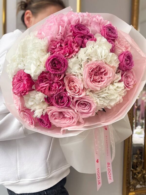 Обʼємний букет з рожевих і білих троянд та гортензії в ніжному пакуванні Bloom