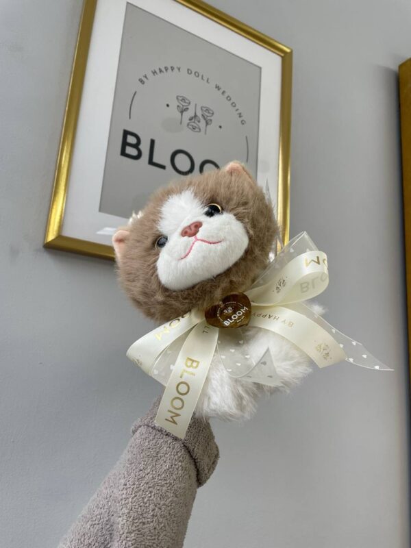 Плюшеве кошеня бежево-білого кольору з бантиком Bloom