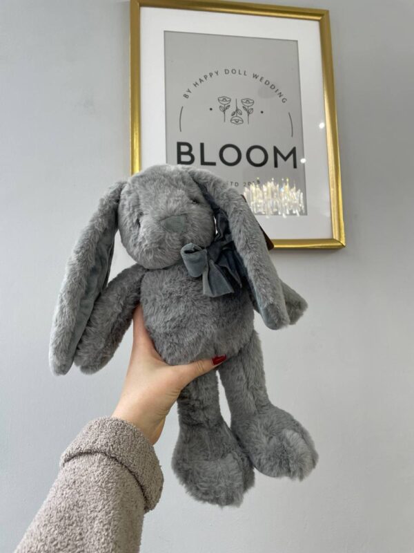Сірий плюшевий зайчик з довгими вушками та бантиком