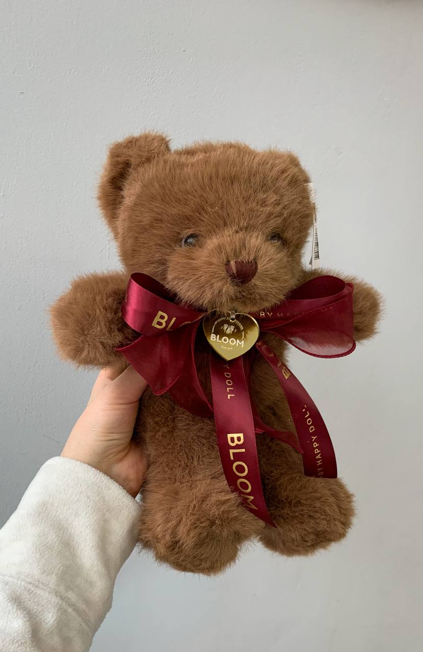 Плюшевий ведмедик Bloom з бордовою стрічкою 1 Плюшевий коричневий ведмедик Bloom з бордовою фірмовою стрічкою в руці