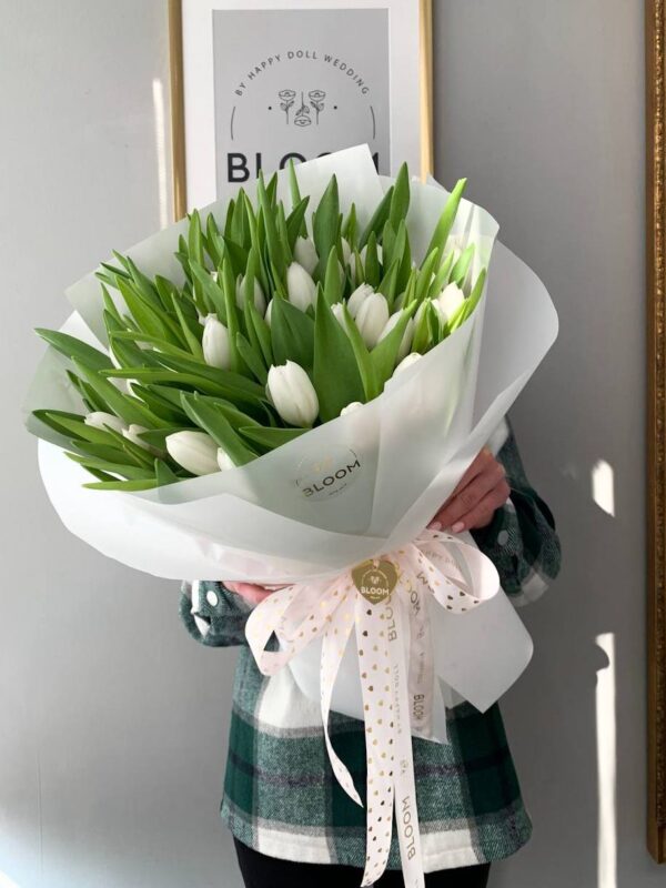 Букет з 51 білого тюльпана Bloom у ніжному напівпрозорому пакуванні з стрічками