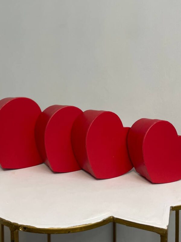 Червоні подарункові коробки у формі серця різних розмірів для квітів і подарунків