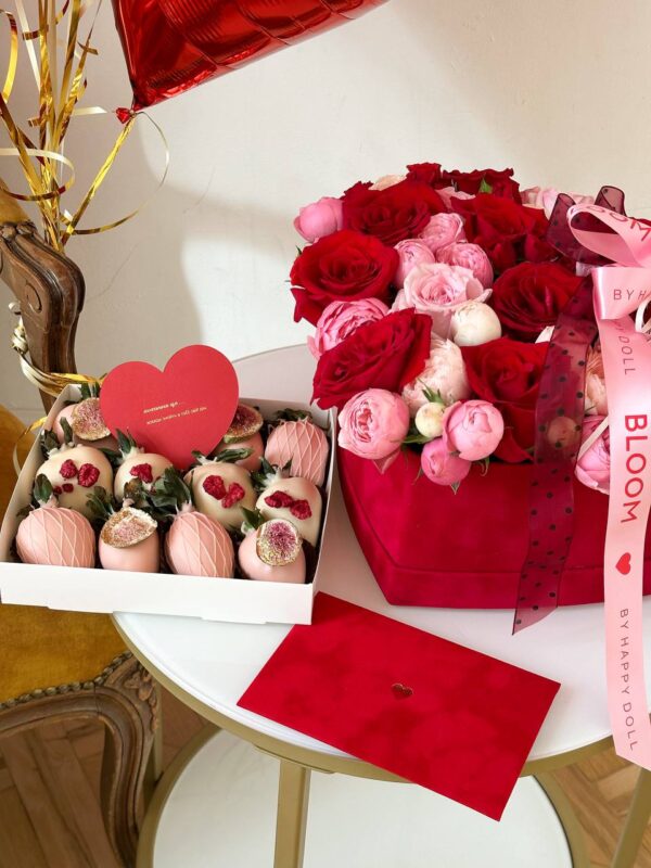 Подарунковий набір Bloom з полуницею в шоколаді та квітковою композицією в червоній коробці