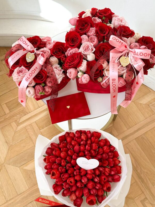 Композиція у формі серця з червоних та рожевих троянд Bloom у розмірах S та M