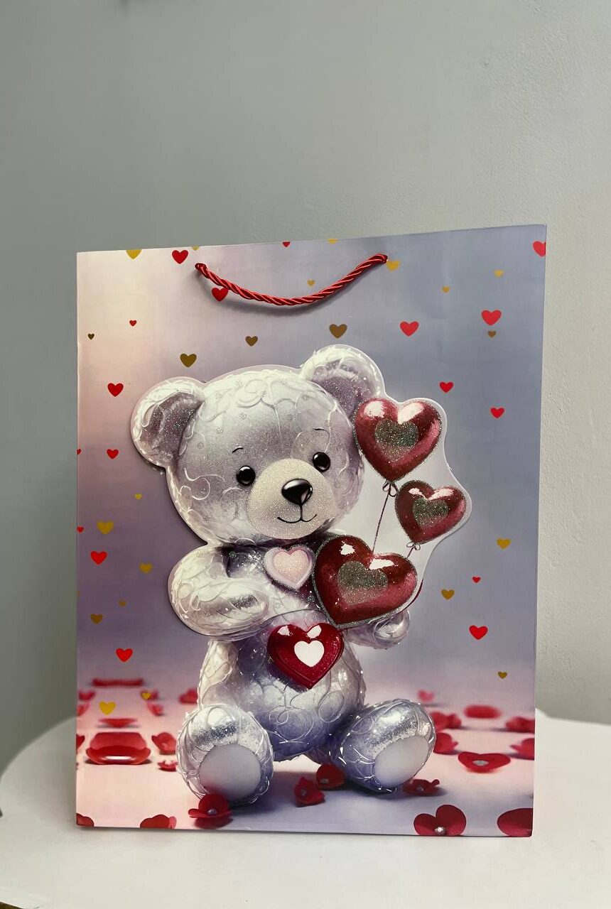 Паперовий подарунковий пакет «Silver Teddy Love» 1 Паперовий подарунковий пакет зі срібним ведмедиком та червоними серцями на романтичному фоні