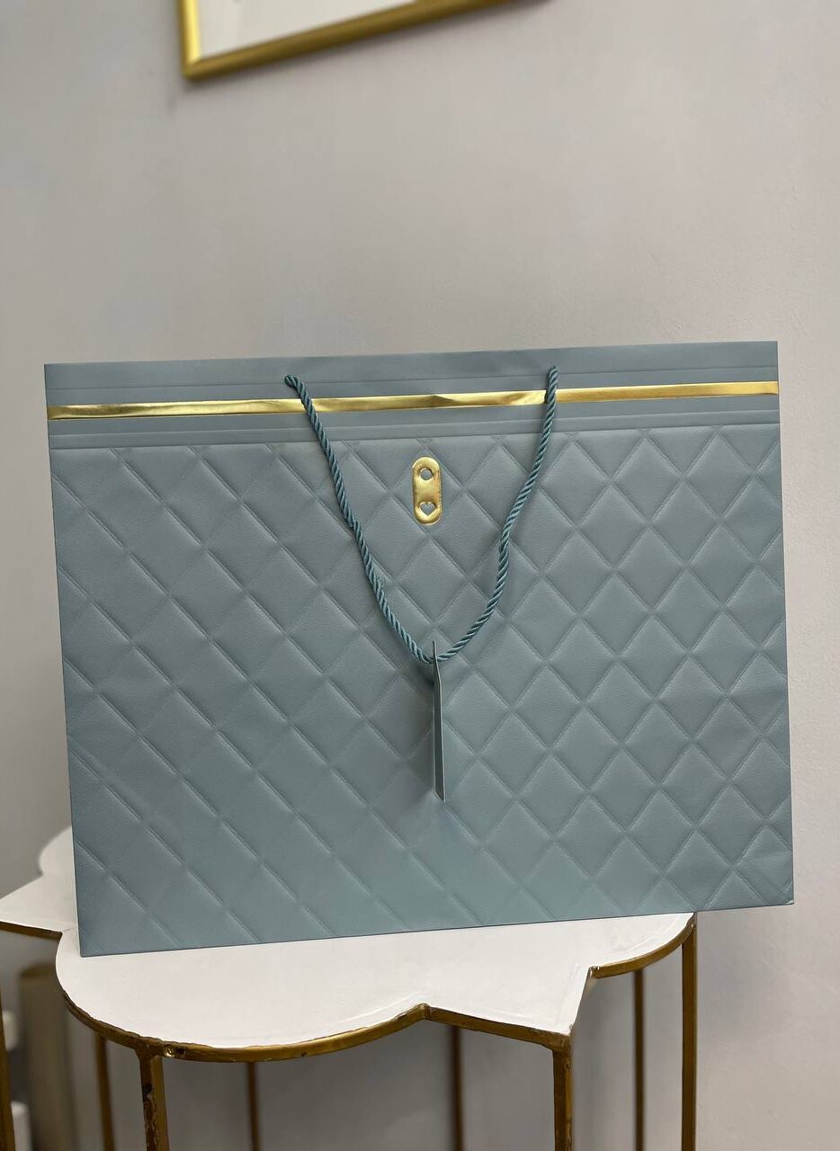 Паперовий подарунковий пакет «Soft Grey Luxury» 1 Світло-сірий паперовий подарунковий пакет з ромбоподібним тисненням, золотими акцентами та крученими ручками