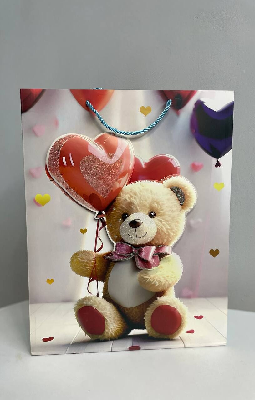 Паперовий подарунковий пакет «Teddy Love» 1 Паперовий подарунковий пакет з ведмедиком, який тримає повітряне серце, з блакитними ручками