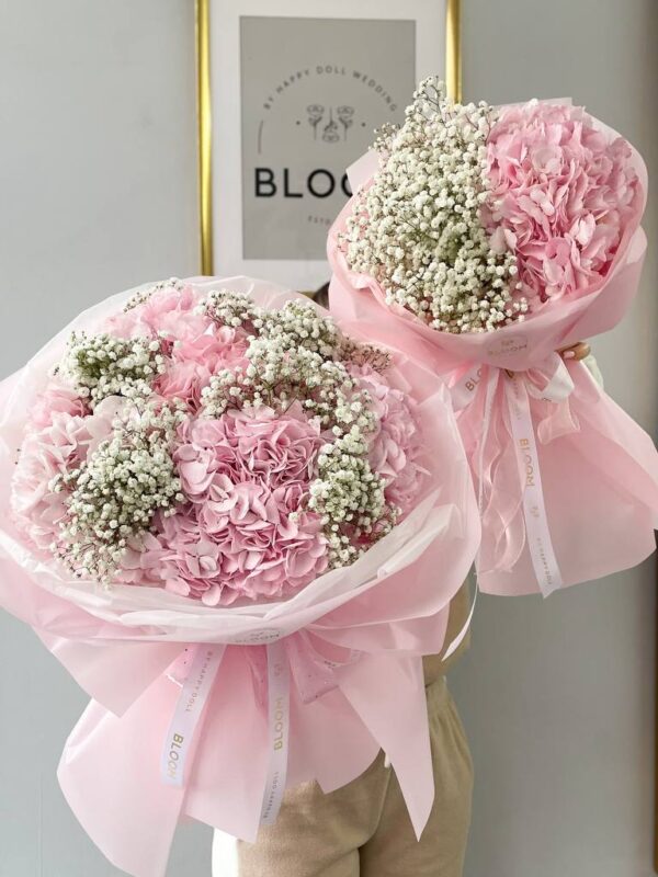 Ніжний рожевий букет з гортензії та гіпсофіли у фірмовій упаковці Bloom