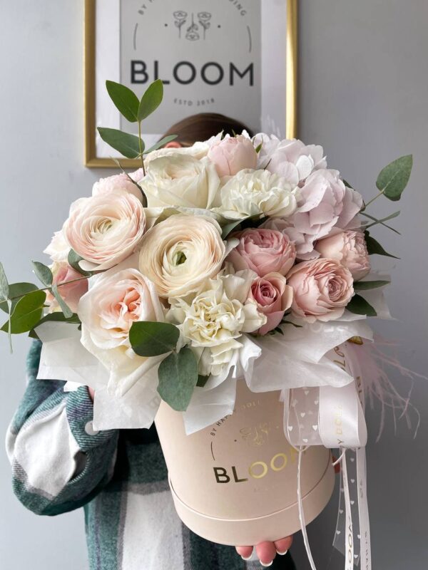 Квіткова композиція Bloom у коробці з пастельними трояндами та ніжними квітами.