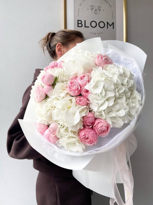 Великий ніжний букет із білих гортензій та рожевих піоновидних троянд у світлій упаковці Bloom