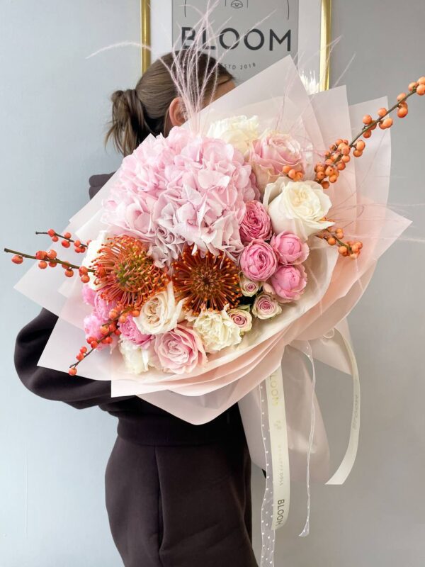Романтичний букет з рожевою гортензією, трояндами та акцентними квітами у фірмовій упаковці Bloom