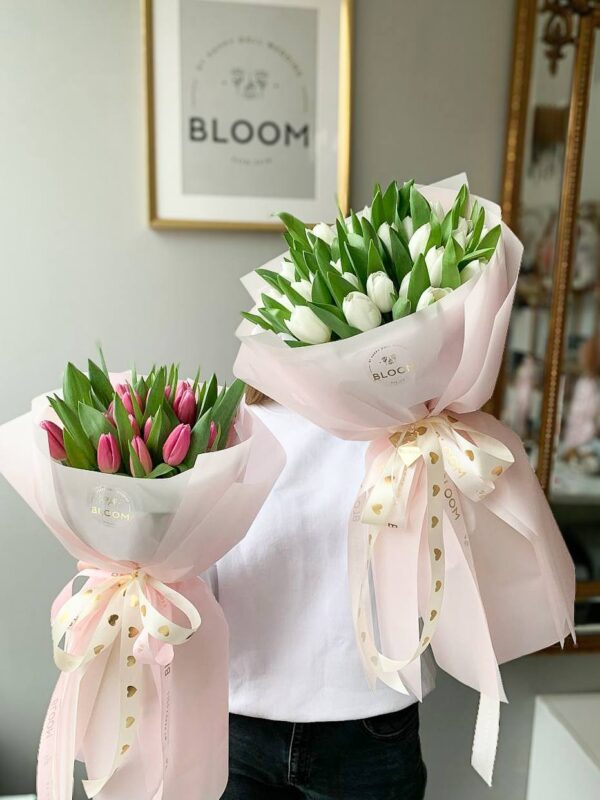 Два букети тюльпанів Bloom у рожевому та білому кольорі з ніжними стрічками.