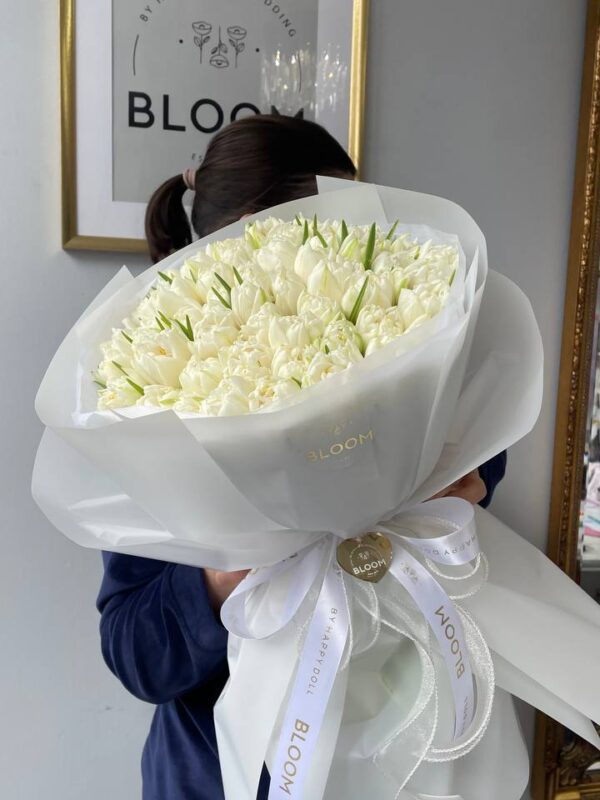 Ніжний букет з білих тюльпанів та гвоздик у білій упаковці Bloom.