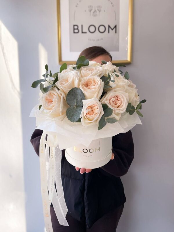 Квіткова композиція з кремових троянд та евкаліпта у білій коробці Bloom.