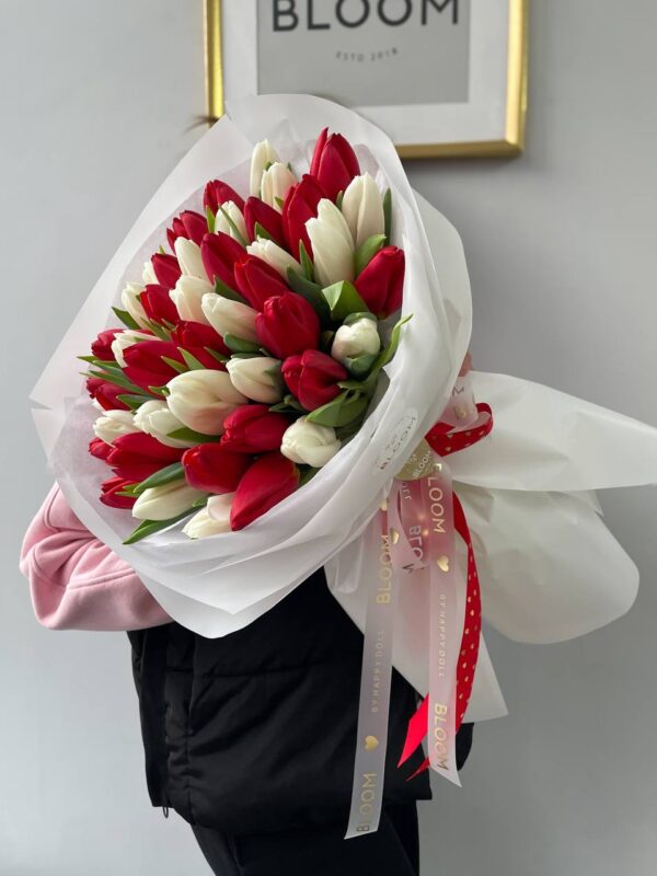 Букет квітів із червоних та білих тюльпанів у білій упаковці з червоною стрічкою Bloom.