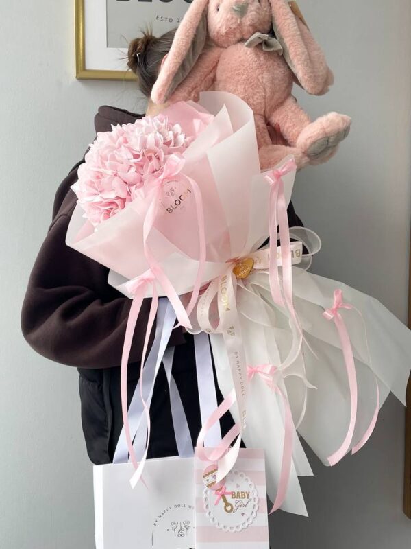 Ніжний букет з рожевою гортензією та плюшевим зайчиком у святковому оформленні Bloom для привітання з народженням дитини.