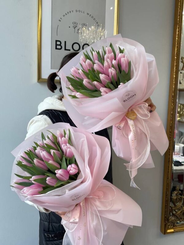 Весняний букет з рожевих тюльпанів у ніжній рожевій упаковці Bloom.