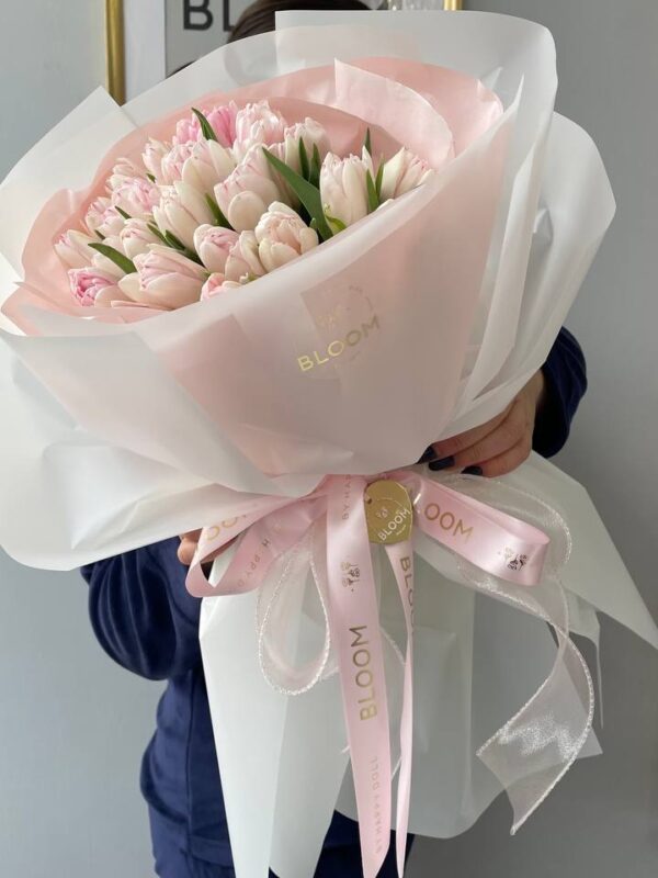 Ніжний букет з рожевих півонієподібних тюльпанів у стильній упаковці Bloom з рожевими стрічками.