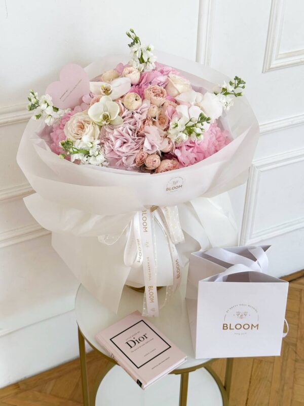 Великий ніжний букет з рожевою гортензією, трояндами та орхідеями у білій упаковці Bloom