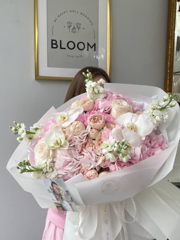 YA tebe kokhayu do misyatsya i nazad.jpg 2 Великий ніжний букет з рожевою гортензією, трояндами та орхідеями у білій упаковці Bloom