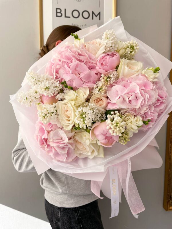 Ніжний букет з рожевою гортензією та кремовими трояндами у світлій упаковці Bloom.
