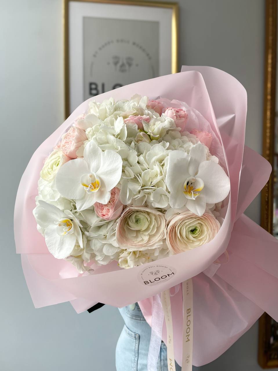 Квітковий букет «Чиста естетика» 1 Букет з білої гортензії, орхідей і ранункулюсів у пудрових відтінках у ніжній упаковці Bloom.