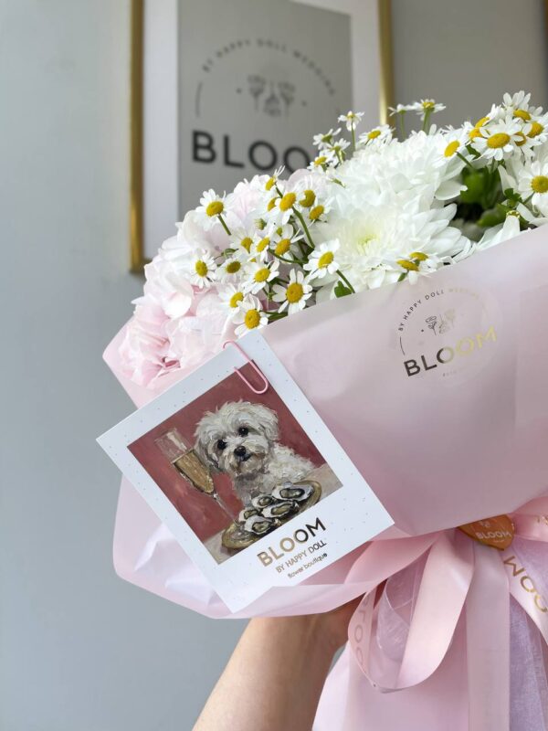 Ніжний букет з ромашками танацетум, білою хризантемою та рожевою гортензією.