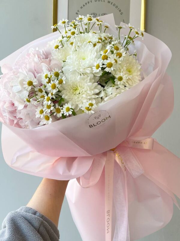 Ніжний букет з ромашками танацетум, білою хризантемою та рожевою гортензією.