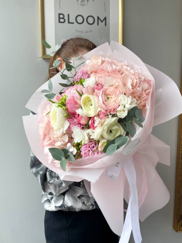 Ніжний пудровий букет з гортензією, ранункулюсами, трояндами та евкаліптом Bloom.