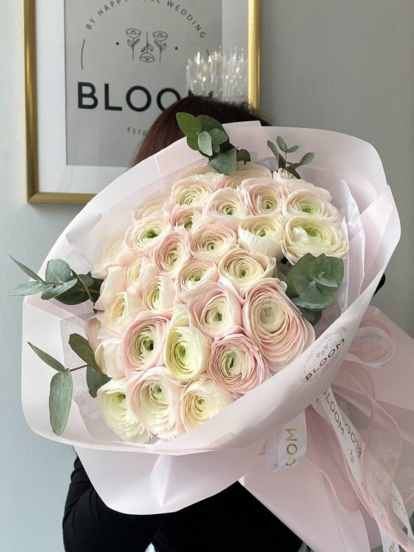 Головна сторінка UA 31 Монобукет з пудрових ранункулюсів з евкаліптом у ніжній упаковці Bloom у мінімалістичному стилі.