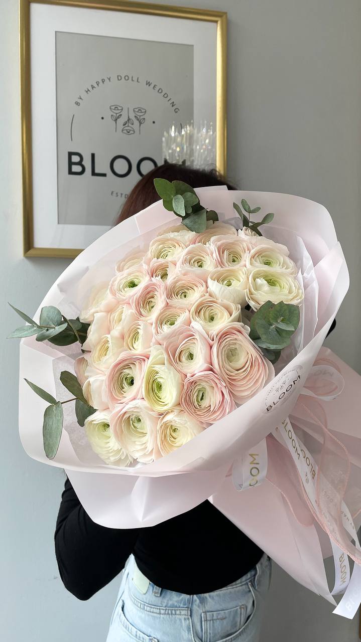 Квітковий букет «Пудрова елегантність» 1 Монобукет з пудрових ранункулюсів з евкаліптом у ніжній упаковці Bloom у мінімалістичному стилі.