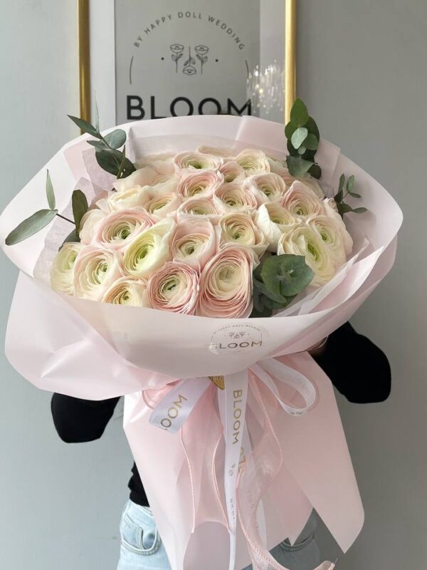 Pudrova elehantnistʹ 1 Монобукет з пудрових ранункулюсів з евкаліптом у ніжній упаковці Bloom у мінімалістичному стилі.