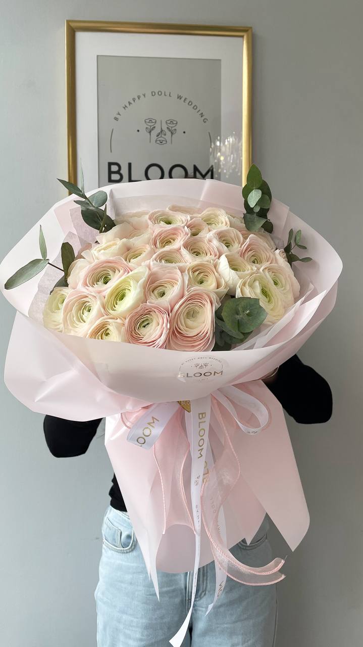 Квітковий букет «Пудрова елегантність» 2 Монобукет з пудрових ранункулюсів з евкаліптом у ніжній упаковці Bloom у мінімалістичному стилі.