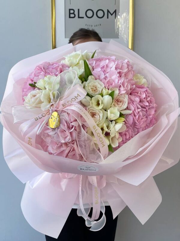 Подарунковий набір Bloom з рожевим букетом, кульками з декором і коробкою макаронів у ніжному стилі.