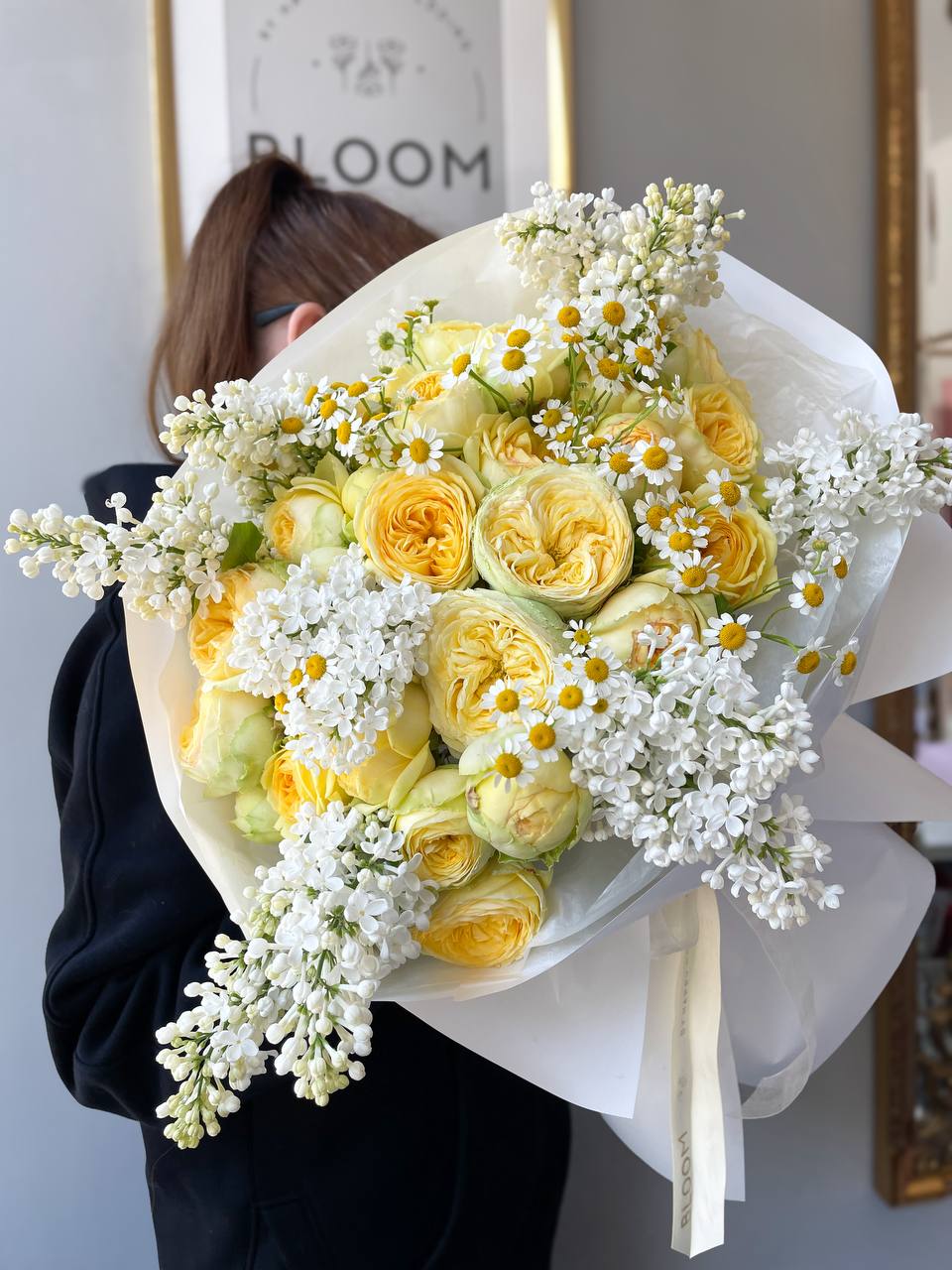 Квітковий букет «Сонячний ранок» 1 Букет з жовтих ранункулюсів, білої бузку та ромашок у світлій упаковці Bloom у ніжному весняному стилі.