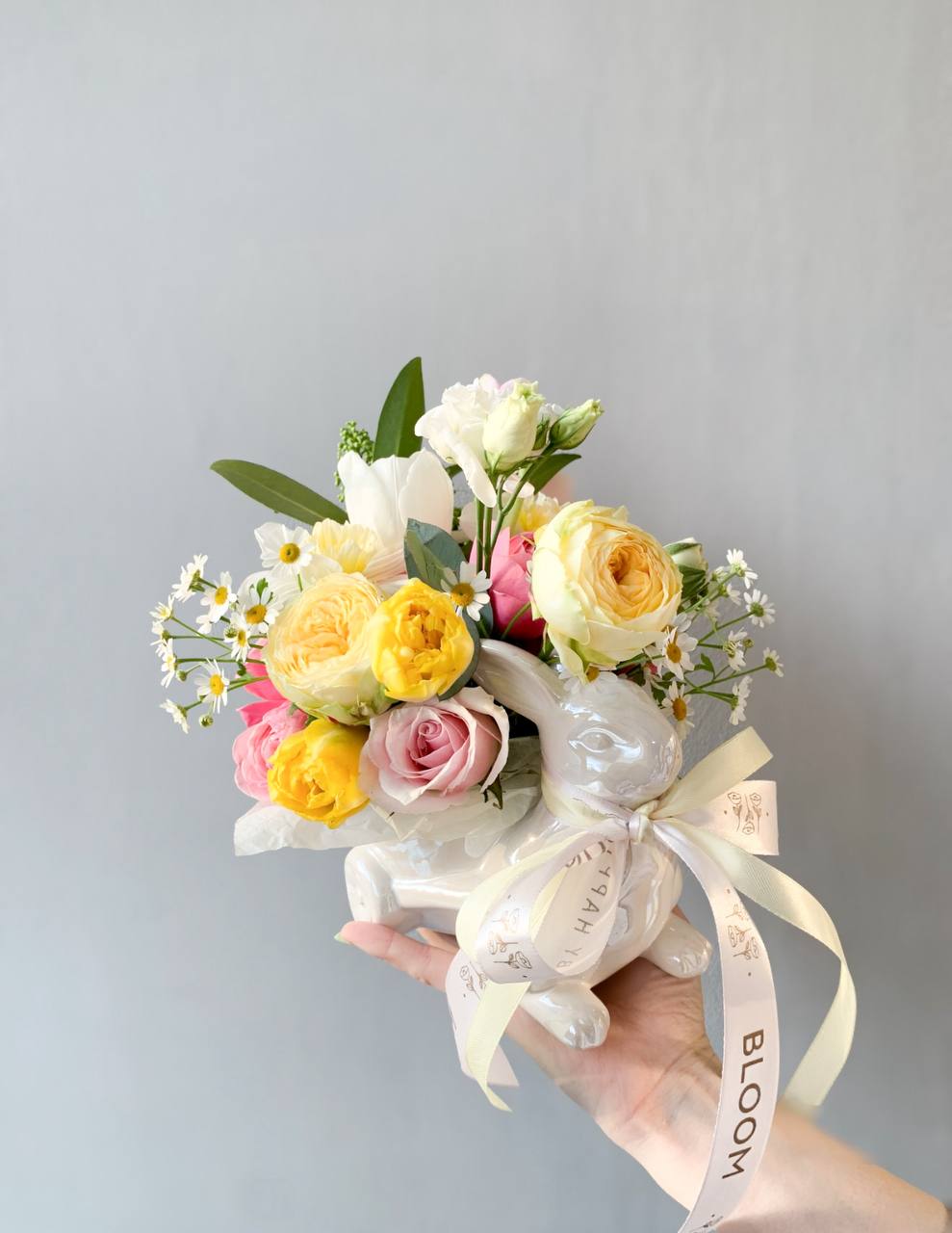 Квіткова композиція «Сонячний зайчик» 1 Квіткова композиція у керамічному зайчику з ніжними квітами в пастельних відтінках Bloom